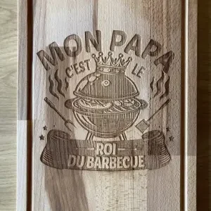 Minuit Creations - Planche à Découper Gravée Papa Roi du Barbecue